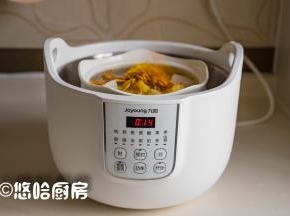 离烹饪结束还有15分钟的时候，放入虫草花继续隔水炖，放虫草花纯粹是临时起意的。