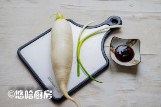 准备好材料，这道菜的用料很简单，就是萝卜和蚝油。