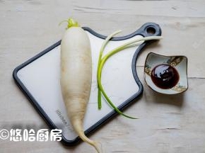 准备好材料，这道菜的用料很简单，就是萝卜和蚝油。