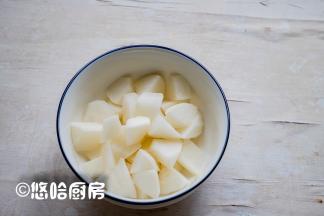 白萝卜洗净削掉薄薄的一层外皮，切滚刀块。