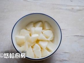 白萝卜洗净削掉薄薄的一层外皮，切滚刀块。