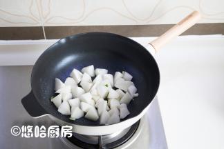 起锅，热锅冷油，放入葱花炒出香味，放入白萝卜块翻炒一会。