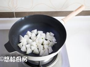 起锅，热锅冷油，放入葱花炒出香味，放入白萝卜块翻炒一会。