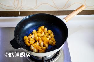 放入蚝油炒匀，让白萝卜块均匀的沾满蚝油。