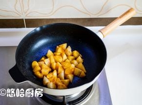 放入蚝油炒匀，让白萝卜块均匀的沾满蚝油。