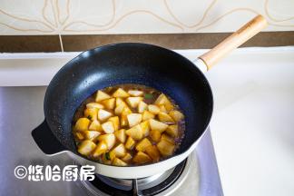 放入清水，没过白萝卜，大火烧开后，转中小火炖。