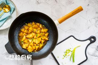 白萝卜炖至用筷子一插就透的状态即可，若炖萝卜的汤汁较多，就用一点水淀粉勾芡，起锅盛出撒点葱花装饰一下即可。