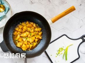 白萝卜炖至用筷子一插就透的状态即可，若炖萝卜的汤汁较多，就用一点水淀粉勾芡，起锅盛出撒点葱花装饰一下即可。