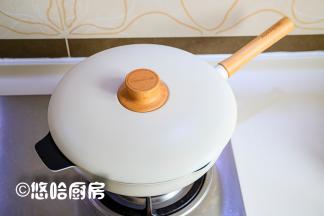 炖菜的时候要盖上锅盖，中间要经常开盖翻炒几下。