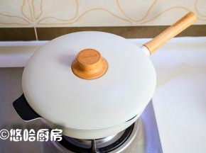 炖菜的时候要盖上锅盖，中间要经常开盖翻炒几下。