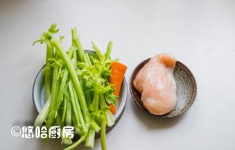 准备材料，芹菜、胡萝卜、鸡胸肉，胡萝卜起到装饰的作用。