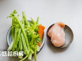 准备材料，芹菜、胡萝卜、鸡胸肉，胡萝卜起到装饰的作用。