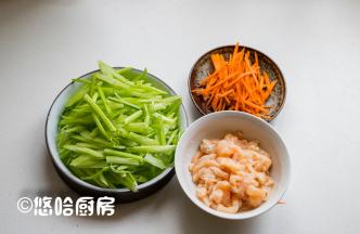 芹菜摘叶洗净后切薄片，胡萝卜-洗净后切丝，鸡胸肉撕掉表面的筋膜，切成细丝，用少许的盐、白胡椒粉、淀粉拌匀，腌渍十几分钟。这一步很重要，不能省略。