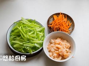 芹菜摘叶洗净后切薄片，胡萝卜-洗净后切丝，鸡胸肉撕掉表面的筋膜，切成细丝，用少许的盐、白胡椒粉、淀粉拌匀，腌渍十几分钟。这一步很重要，不能省略。
