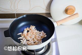 起锅，热锅冷油，放入鸡胸肉丝煸炒至变色后捞出待用。