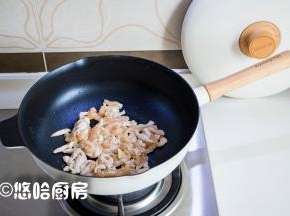 起锅，热锅冷油，放入鸡胸肉丝煸炒至变色后捞出待用。