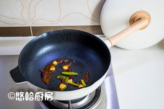 锅里放适量的植物油，放入郫县豆瓣酱炒出红油，放入葱花蒜片炒出香味。