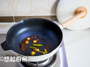 锅里放适量的植物油，放入郫县豆瓣酱炒出红油，放入葱花蒜片炒出香味。