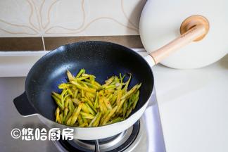 放入芹菜丝煸炒至软，煸炒的过程中，要顺着锅边淋入少许的清水，以免芹菜太干影响口感。
