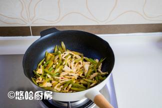 放入鸡胸肉丝煸炒一会，放入少许的生抽调味，郫县豆瓣酱本身就是咸的，所以生抽要根据个人口味调整。