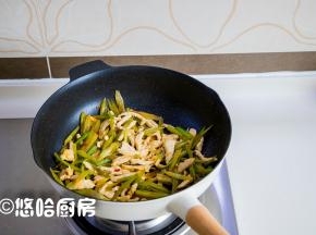 放入鸡胸肉丝煸炒一会，放入少许的生抽调味，郫县豆瓣酱本身就是咸的，所以生抽要根据个人口味调整。