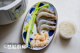 准备材料，白虾化冻，扇贝柱是新鲜的，准备一点姜丝去腥，海鲜的用量随意，多点少点都可以的。