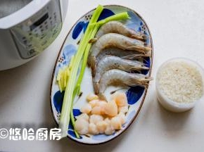 准备材料，白虾化冻，扇贝柱是新鲜的，准备一点姜丝去腥，海鲜的用量随意，多点少点都可以的。