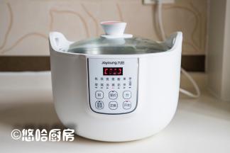 选择炖锅的煲粥功能，按默认时间就行，全程不用看管。