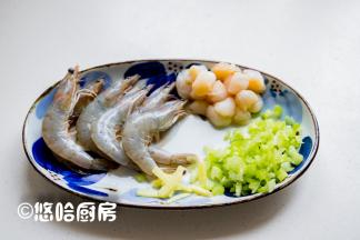 煲粥的时候处理虾，白虾洗净剔掉虾线，芹菜洗净切碎丁待用。
