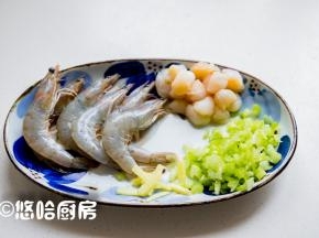 煲粥的时候处理虾，白虾洗净剔掉虾线，芹菜洗净切碎丁待用。