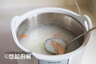 待煲粥离结束还有20分钟的时候，放入白虾、扇贝柱、姜丝继续煲。小编是用手机设定好时间，到时间会提醒，这样啥事也不耽误。