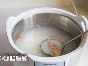待煲粥离结束还有20分钟的时候，放入白虾、扇贝柱、姜丝继续煲。小编是用手机设定好时间，到时间会提醒，这样啥事也不耽误。