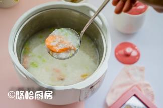 待烹饪结束后，撒入芹菜碎即可，小编没放盐，就感觉这粥特鲜，是否放盐根据个人的喜好来定了。