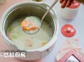 待烹饪结束后，撒入芹菜碎即可，小编没放盐，就感觉这粥特鲜，是否放盐根据个人的喜好来定了。