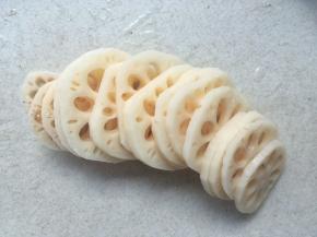 藕洗干净，去皮切片备用