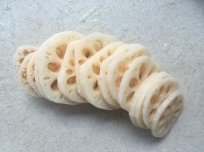 藕洗干净，去皮切片备用