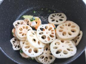 加入藕片继续翻炒
