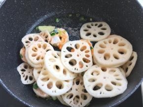 加入藕片继续翻炒
