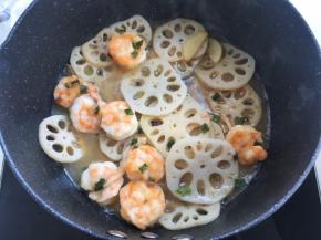 加入糖醋汁跟水，小火炖一会