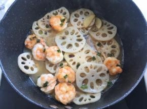 加入糖醋汁跟水，小火炖一会