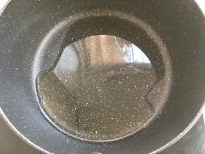 锅内加入植物油，小火加热