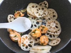 加入盐跟酱油继续翻炒
