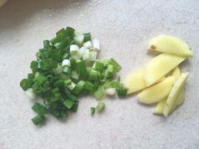 葱切碎断，姜切片