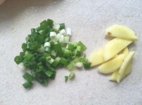 葱切碎断，姜切片