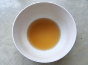 小碗内加入醋跟砂糖搅拌均匀，调成糖醋汁
