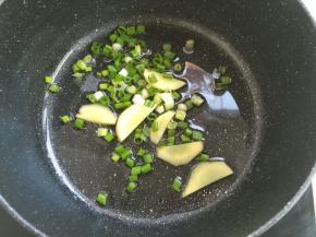 有油温时加入葱花跟姜片，爆葱香
