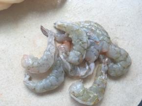 鲜虾剥皮，开虾背去虾线
