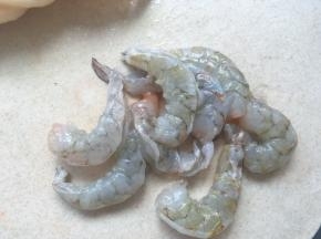 鲜虾剥皮，开虾背去虾线
