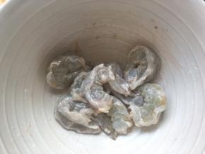 碗内加入虾仁，玉米面粉跟料酒，搅拌均匀