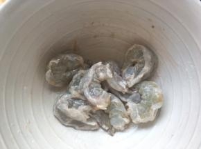 碗内加入虾仁，玉米面粉跟料酒，搅拌均匀